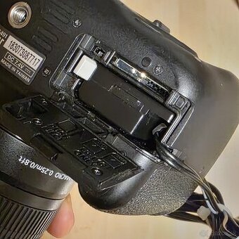 Canon ACK-E10 napájací adaptér (trvalé napájanie)