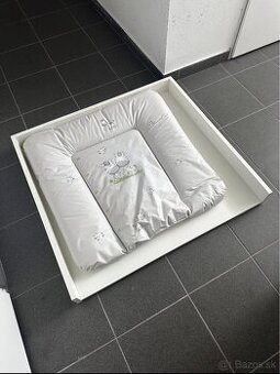 Prebaľovací pult na komodu + podložka – výborný stav