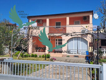 Na predaj dom s 3 apartmánmi len 250m od mora, Chorvátsko - 