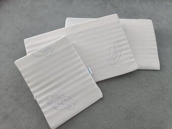 Kojenecký trojuholníkový vankúš do postieľky