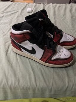 jordan 1 Mid SE wear-away chicago