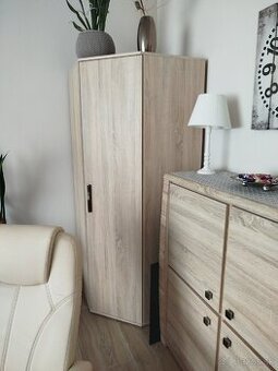 Rohová policova skriňa