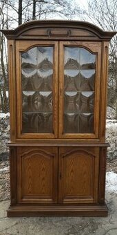 Rustikálna masívna vitrína