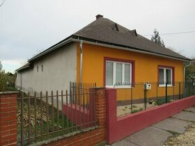 Rodinný dom s pekným pozemkom a novou strechou v obci Bruty. - 1