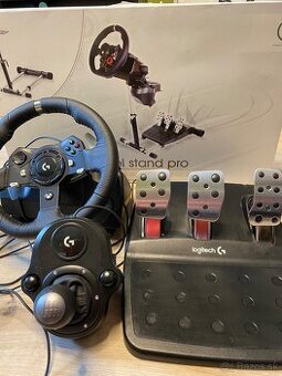 Logitech: volant, pedale, riadiaca paka a drziak