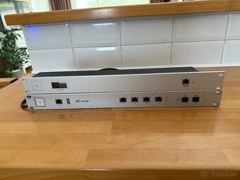 Ubiquiti USG Pro 4, Cloud Key+, Rack Mount kit