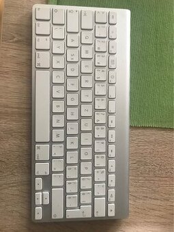 Bezdrôtová klávesnica na baterky APPLE