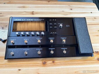 BOSS GT-1000 Gitarový Multi Effect processor.