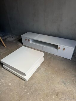 Stolík pod televízor