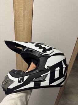 Fox motorkárska prilba