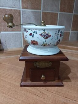 Drevený mlynček na kávu