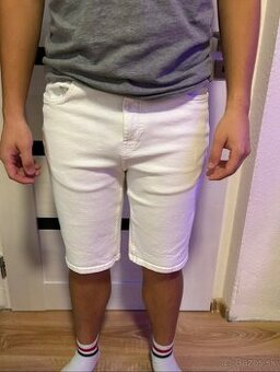 Kraťasy biele