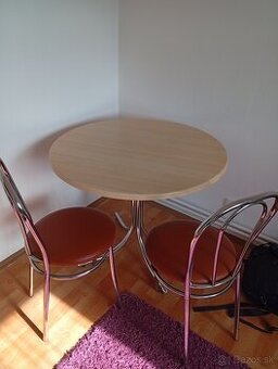 Okrúhly jedálensky stol