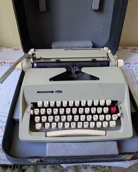 písací stroj,hodiny,tv,telefon