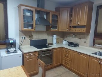 Kuchynská linka + elektrospotrebiče + stoly a stoličky