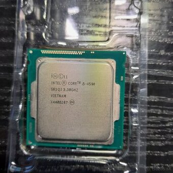 Predám procesory Intel®