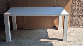 Nový jedálenský stôl - poškodený roh