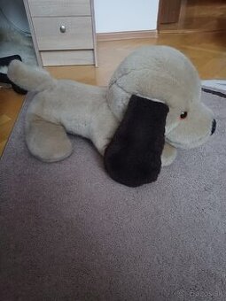 Veľký plyšový pes