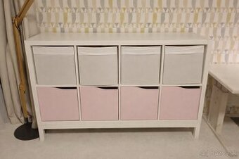 IKEA KALLAX 4×2 s podnožou