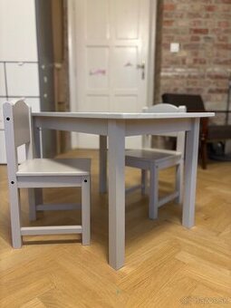 Stôl so stoličkami