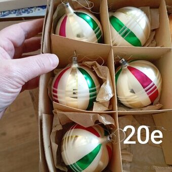 staré vianočné ozdoby.