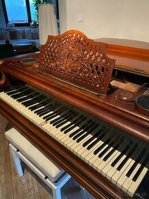 100-ročný klavír v dobrej kondícii