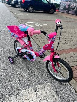 Dievcensky ruzovy bicykel s pomocnymi kolieskami