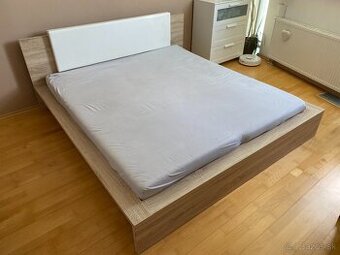 posteľ + rošty a matrace