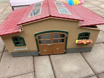 Schleich stajňa a hračky k nej