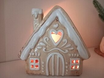 Keramická zasnežená béžová chalúpka 16x16x9,5 cm