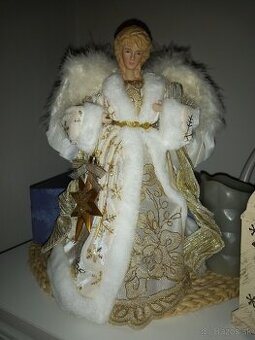 Anjel - figúrka v zlatých šatoch s krídlami z peria