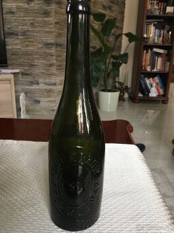 Staré sklenené flaše s nápisom