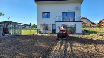 Práca malotraktorom, oranie, mulčovanie, kosenie.