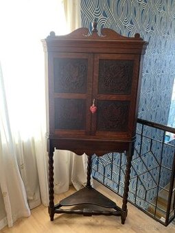 Rohová masívna vyrezávaná skrinka na kľúč