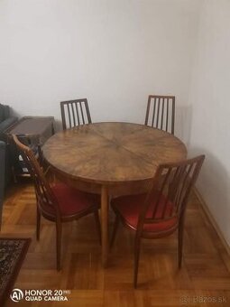 Starozitny rozkladaci jedalensky stol so stolickami