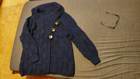 modrý kabátikový sveter