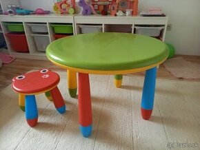 detský stolík a stolička