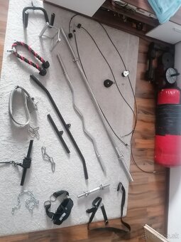 Fitness pomôcky kladka bradla tyčka závažia
