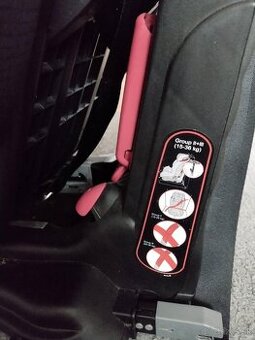 Predám autosedačku s isofixom petite&mars v super stave.