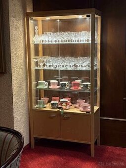 Kuchynská skriňa s osvetlením