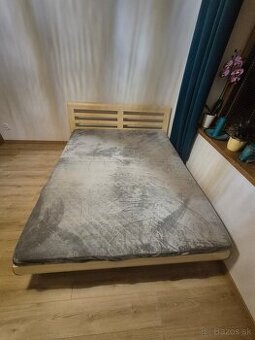 Postel + nočné stoliky + 2 komody