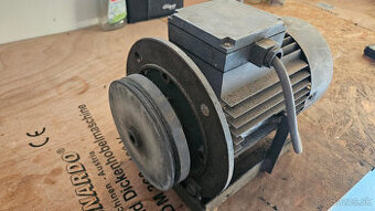 predam prirubovy elektromotor s drziakom na stojato.