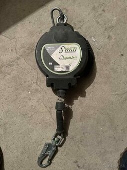 Zatahovaci zachytavac padu