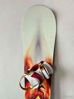 Snowboard a viazaním a topánkami