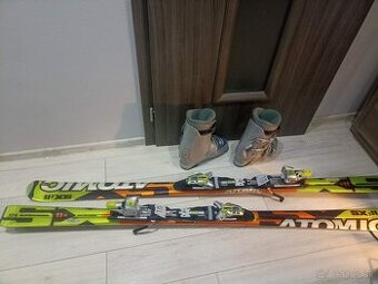 lyže Atomic a lyžiarky