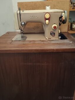 Lada šijací stroj