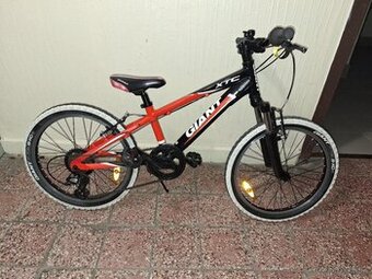 Predám detský bicykel 20kola Giant cerveno cierny