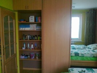 Vstavaná skriňa zo zrkadlom