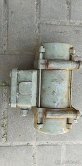 Vibračny motor