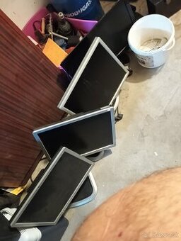 lacino............predám monitory darujem klavesnicu